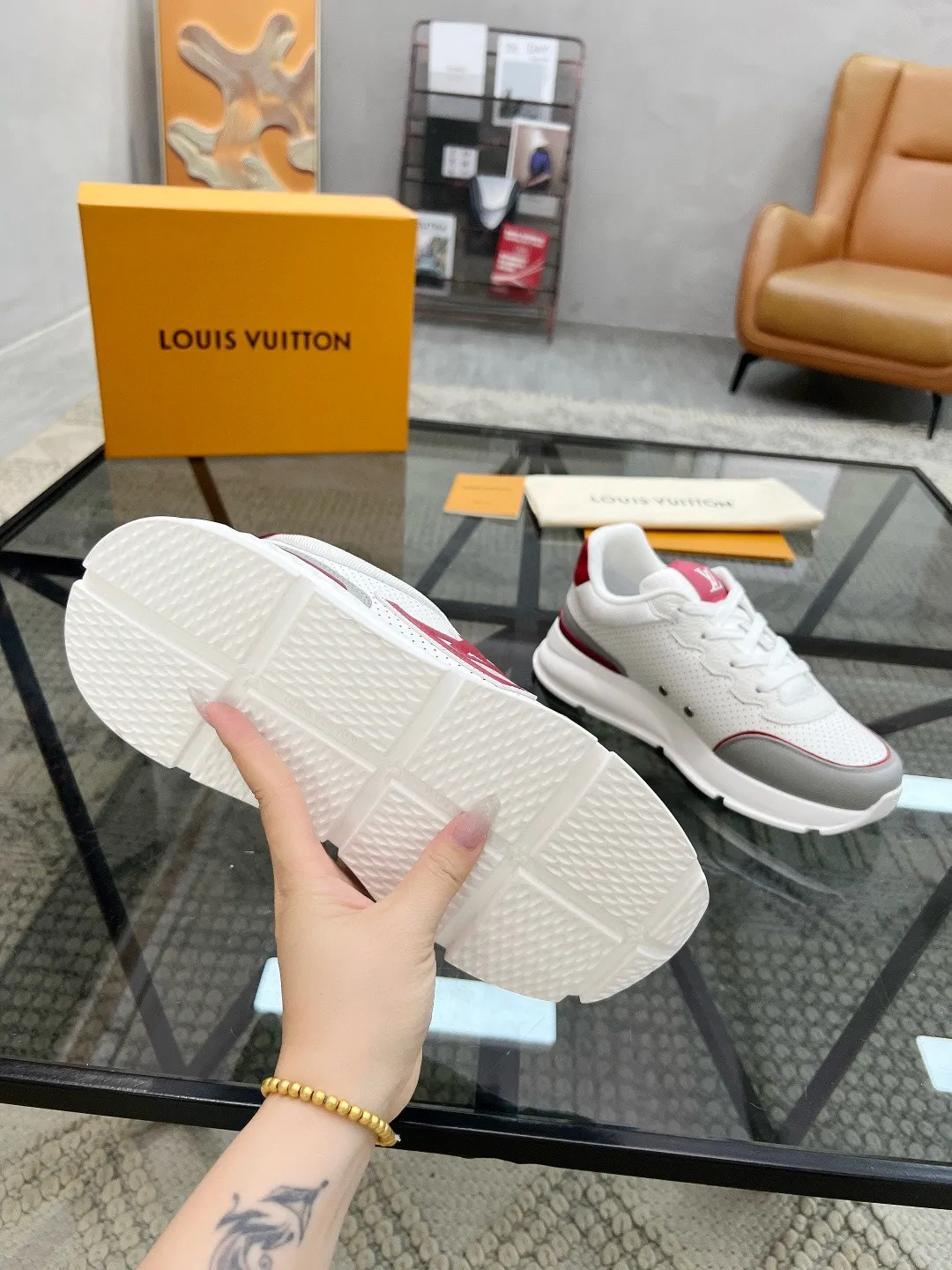 Factory price: 460💰Lv🔍Top purchasing agent🇮🇹 Road The most popular sports shoes for street men are available at the same counter. The uppers are imported cowhide fabrics from Italy, high-quality spliced colorful and complex handicrafts, imported comfortable mesh linings, soles: original soles specially provided by the original factory, T men's men's shoes 💰U foam exclusive movable molded soles are super comfortable, original factory and single goods, 🔍🔍high quality, you can enter and exit the counter at will, welcome to compare, code number 38-44, (45 customized)